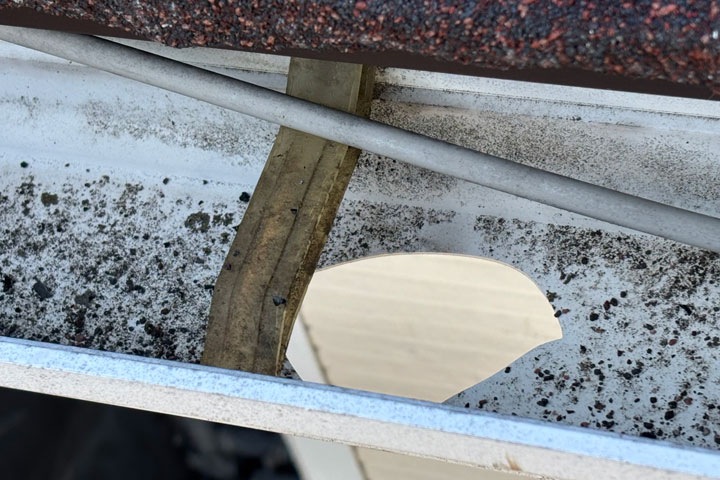 穴の空いた雨樋