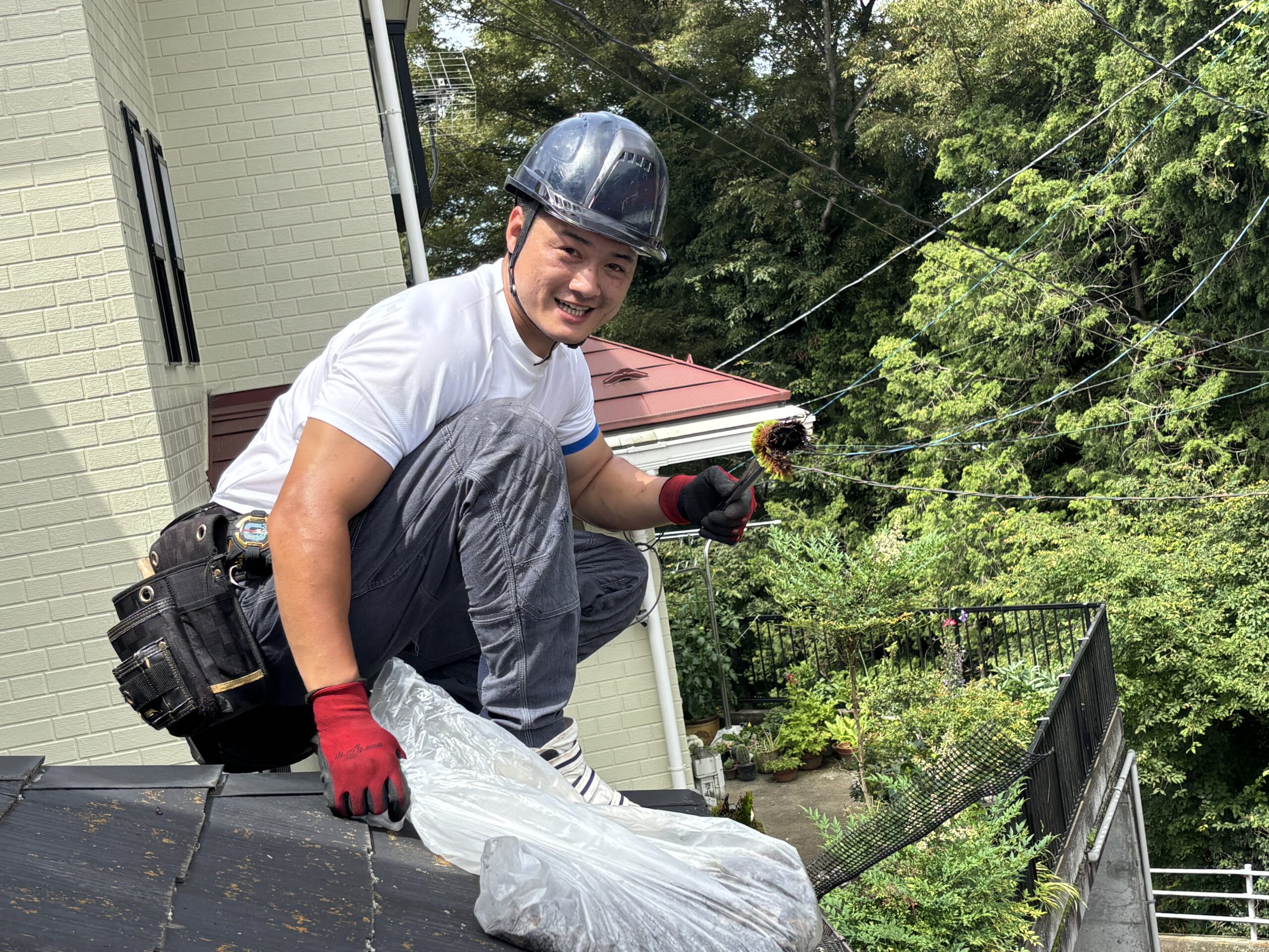 八王子市で山際のお住まいで発生した雨樋詰まりを解消｜落ち葉や土砂が蓄積した雨樋を清掃しました