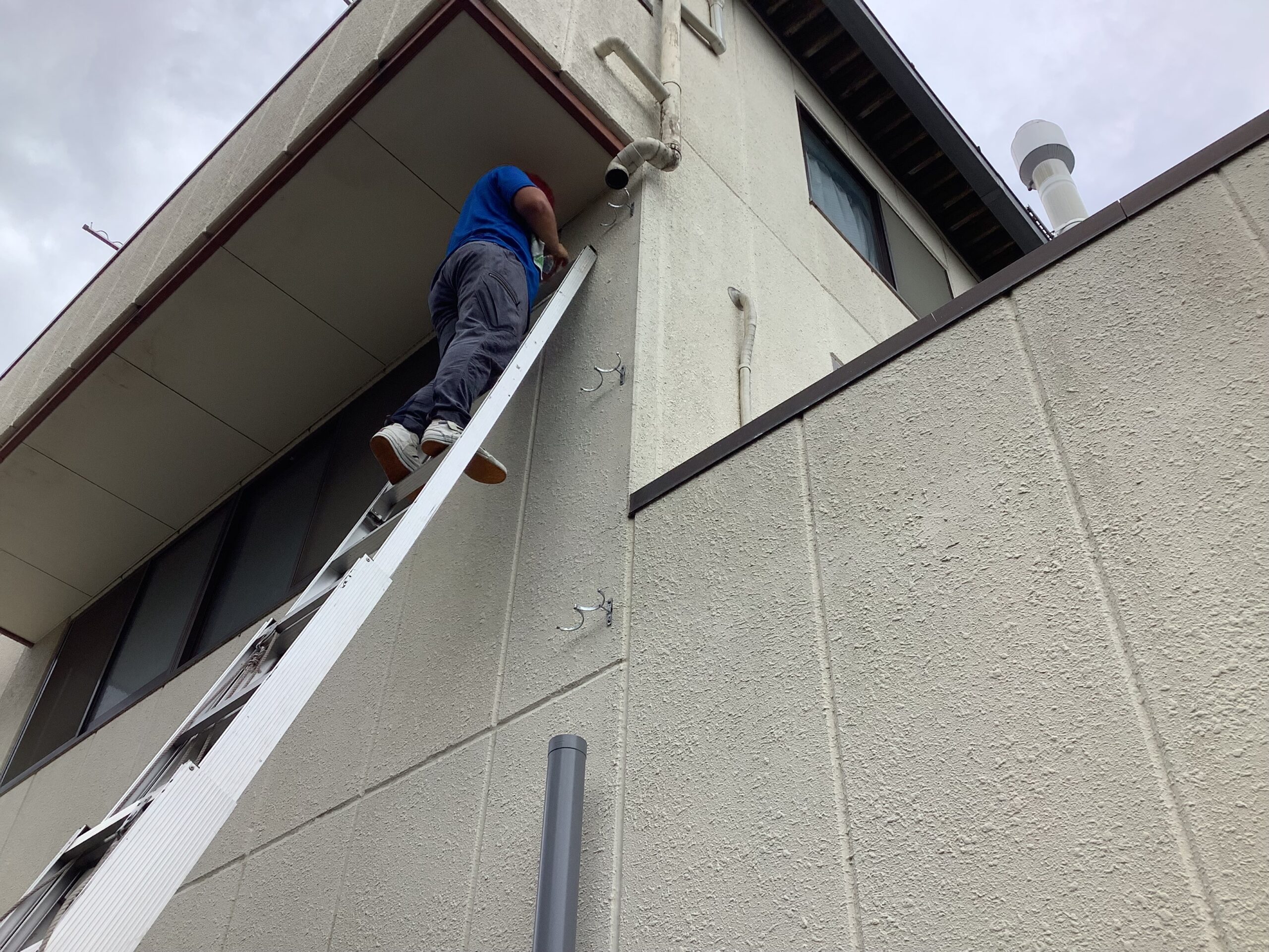 八王子市で工場兼事務所の竪樋修理｜地震による雨漏りを部分交換で解決