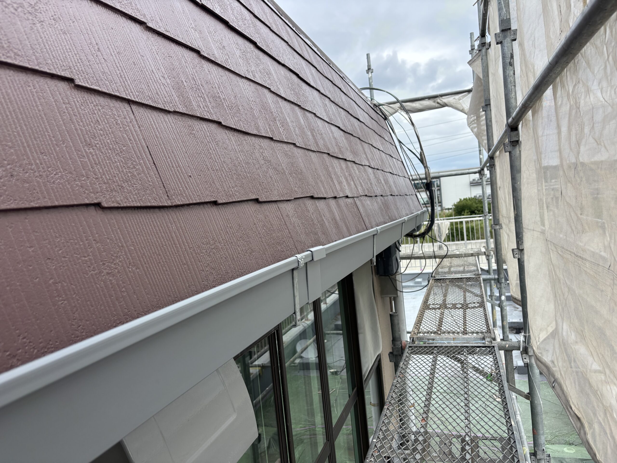 八王子市で5階建て会社ビルの大型雨樋から雨水が溢れる原因とは？4階・5階の雨樋を全交換した施工事例