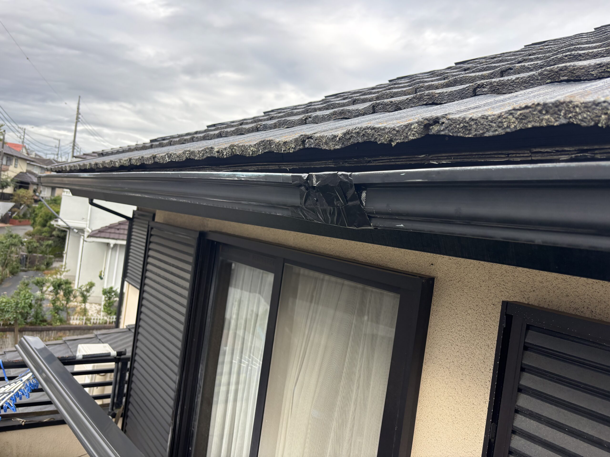 八王子市で軒樋の継ぎ手割れによる雨漏りを部分交換で修理！テープ補修で直らなかった不具合への対応事例