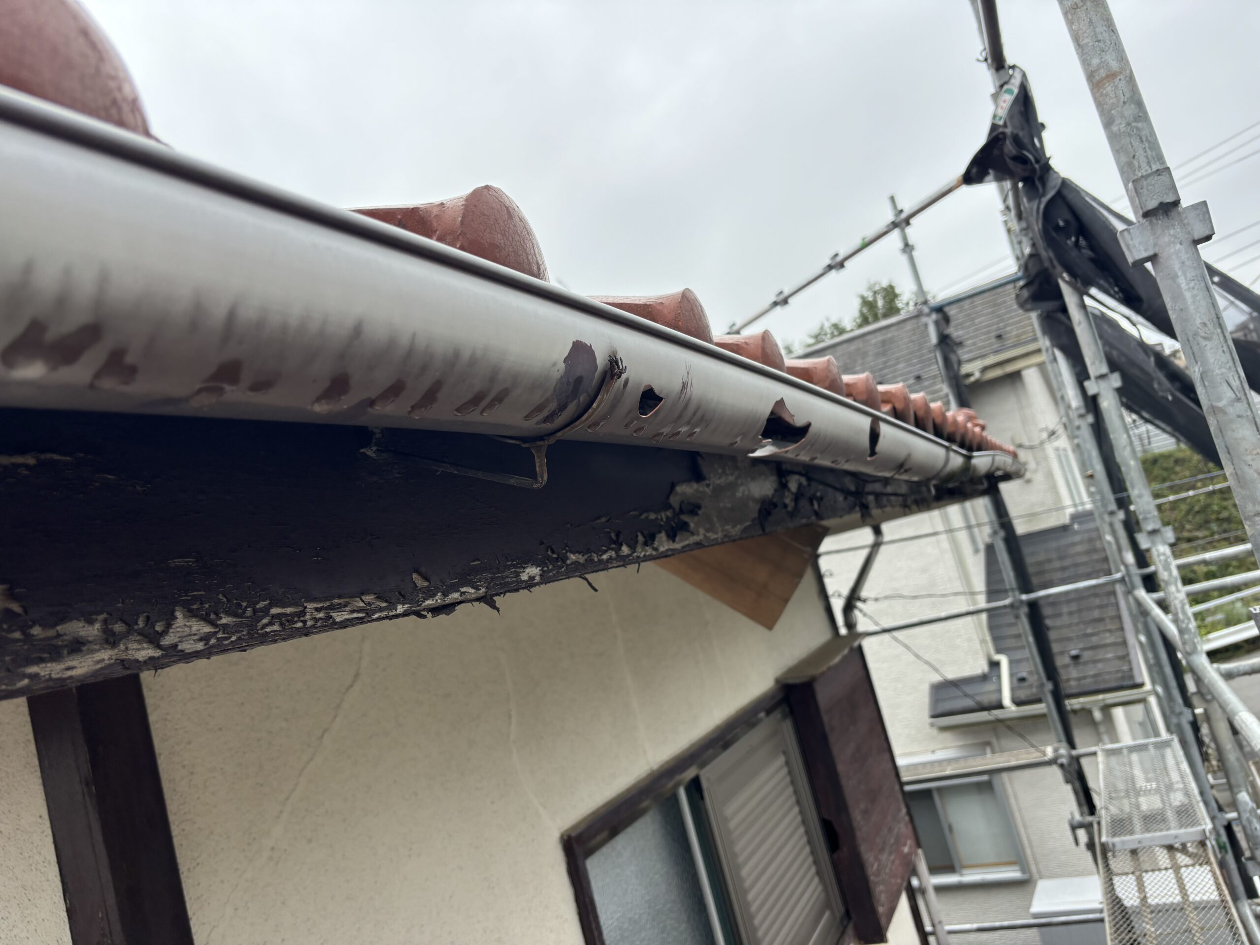雨樋が大雨でばしゃばしゃ音を立てる原因｜八王子市で確認したい対処法