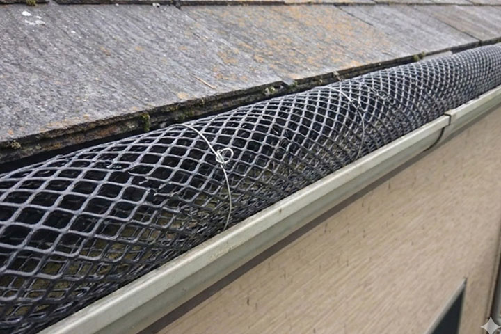 落ち葉除けネットを設置した雨どい