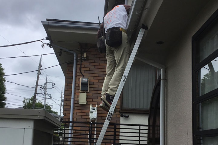 高所での雨樋修理